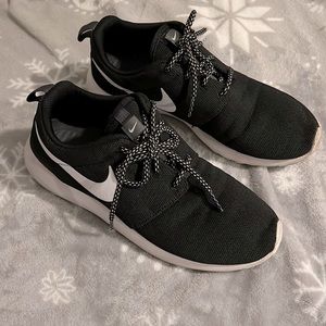 Black and white Nike sneakers 8.5